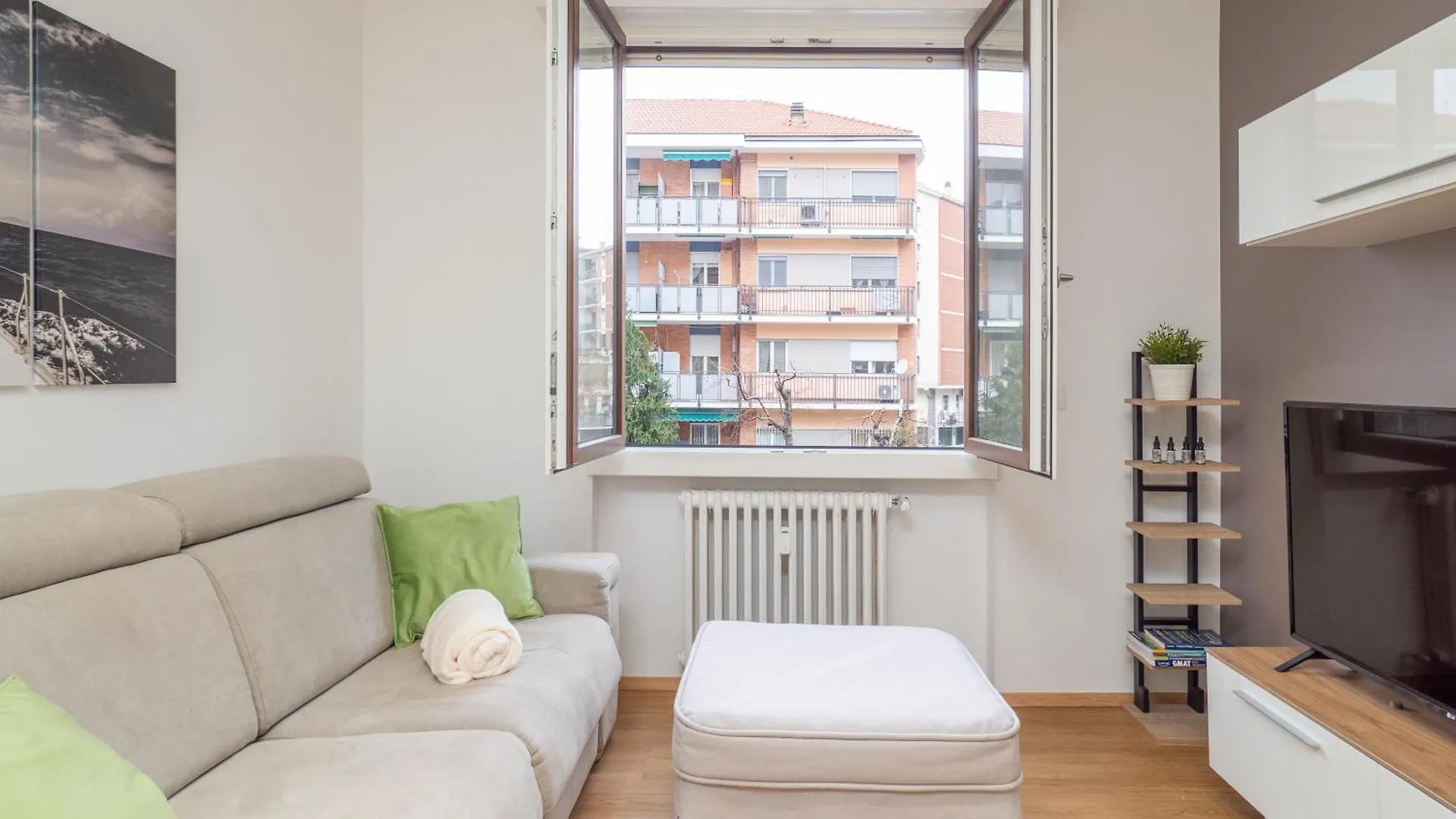 Milano 5 Guests - Modern Apt With Balcony Italy